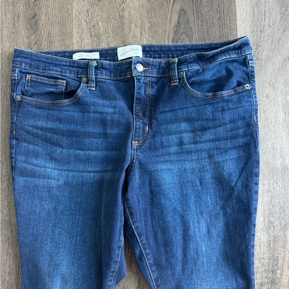 Universal Thread Jeans.  Mid Rise Skinny.  Women’s size 18/34 SHORT. Dark wash. - Picture 2 of 8